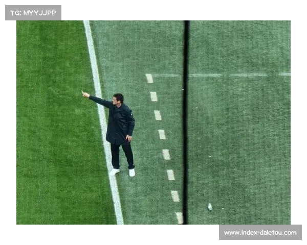 国家德比现场：梅阿查球场座无虚席，球迷氛围火爆